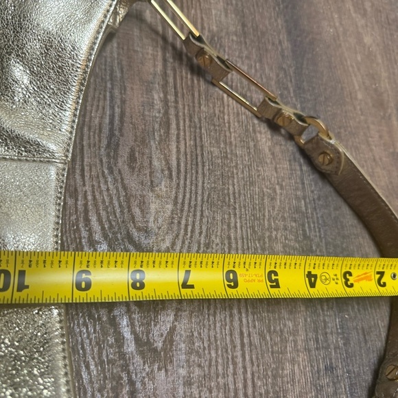 Tory Burch mint newer condition cracked leather Metallic Gold Shoulder Bag - Picture 7 of 13